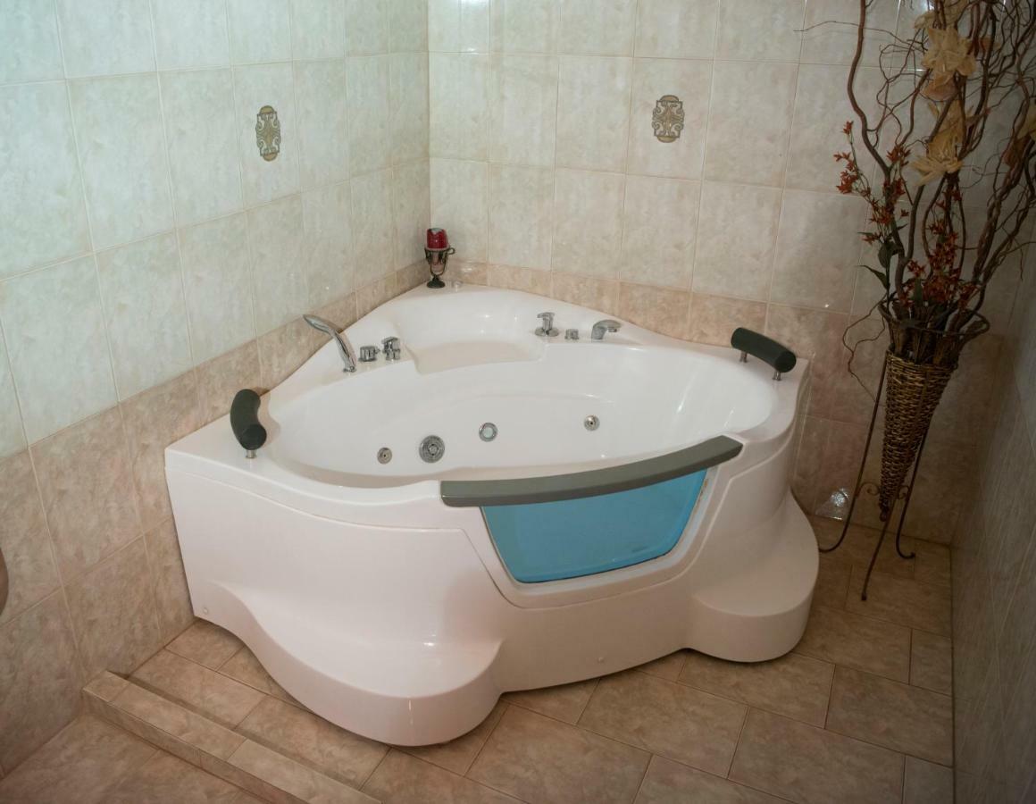 Guesthouse Platon Orma Bagian luar foto