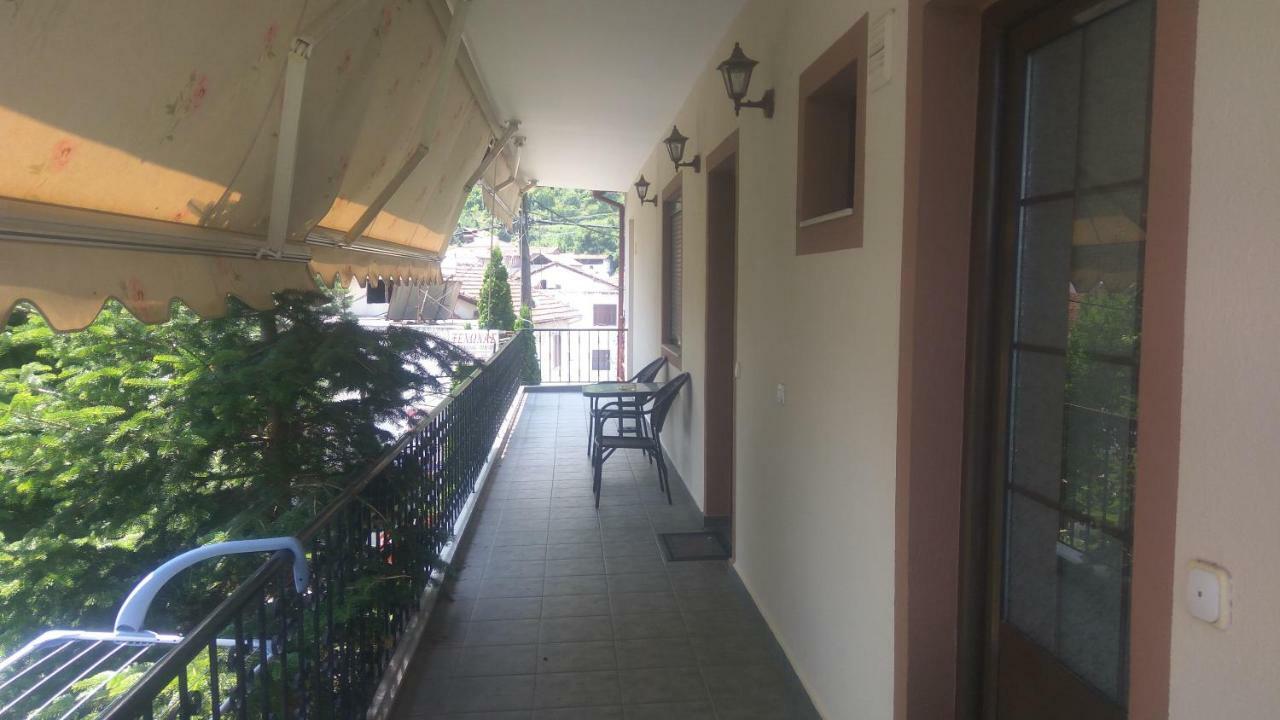 Guesthouse Platon Orma Bagian luar foto